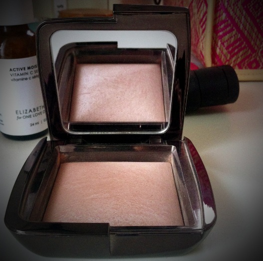 Hourglass-Ambient-Lighting-Powder-Luminous